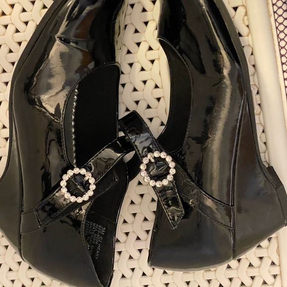 Girls dress shoes size 3m - Picture 2 of 5